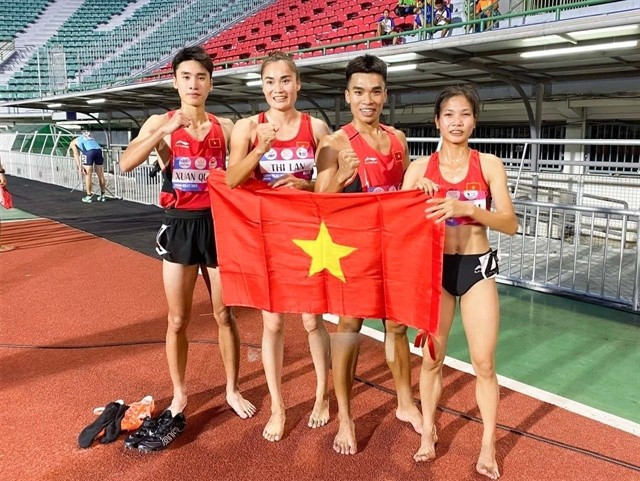 Nguyen Xuan Quang, Quach Thi Lan, Le Ngoc Phuc and Le Thi Tuyet Mai (from left to right) pose for photo after winning their bronze at the Asian Relay Championship on May 20 in Bangkok, Thailand. (Photo: webthethao.vn)
