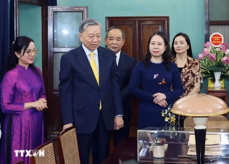 President To Lam talks with the staff of the President Ho Chi Minh Relic Site. President To Lam talks with the staff of the President Ho Chi Minh Relic Site.