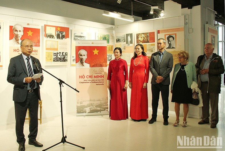 Vietnamese Ambassador to France Dinh Toan Thanh speaks at the exhibition. (Photo: NDO)
