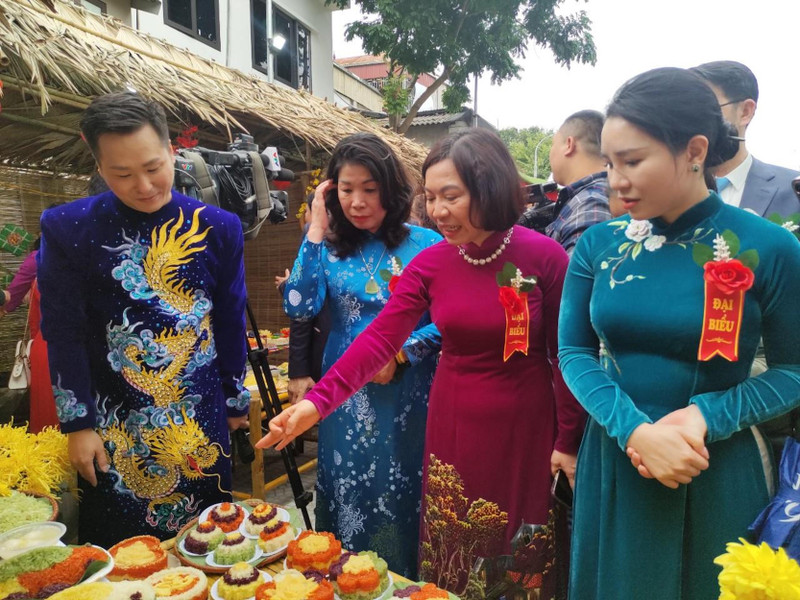 Delegates visit the product introduction booth at Phu Thuong Sticky Rice Festival 2024 (Photo: Giang Nam)