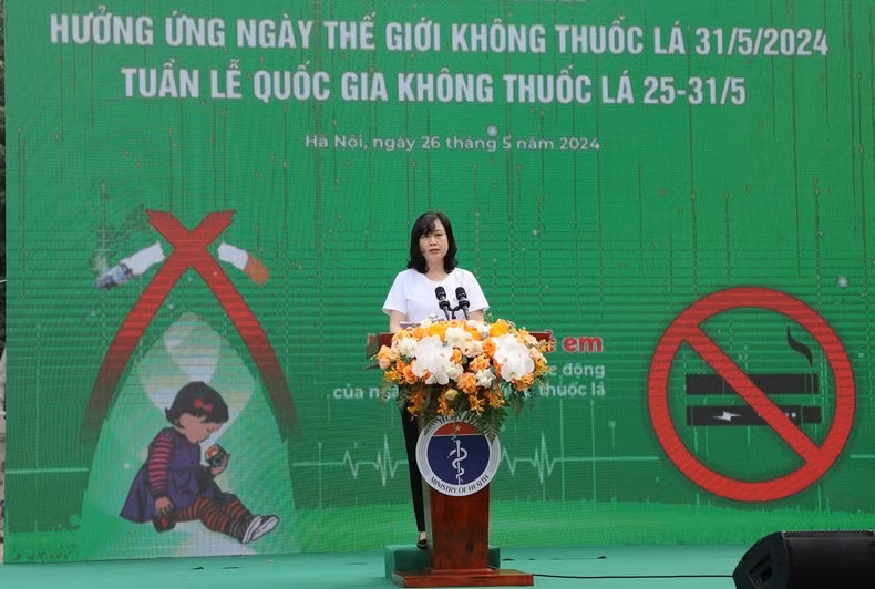 Health Minister Dao Hong Lan speaks at the meeting (Photo: NDO)