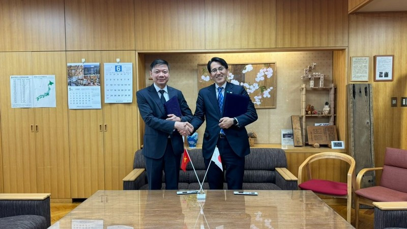 Vietnam Administration of Forestry Director Tran Quang Bao and Director of Japan’s Forestry Agency Aoyama Toyohisa.
