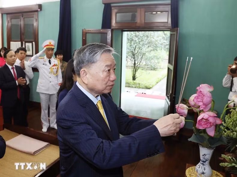President To Lam offers incense to President Ho Chi Minh at House 67. President To Lam offers incense to President Ho Chi Minh at House 67.