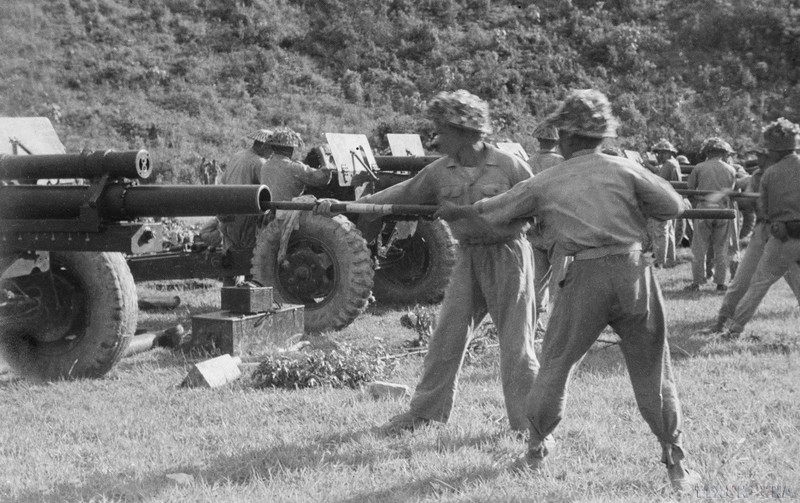 Our artillery soldiers are actively preparing for the firing hour. (Photo: VNA)