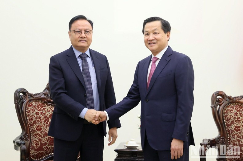 Deputy PM Le Minh Khai and Lao Minister of Finance Santiphab Phomvihane.