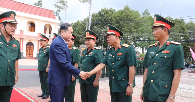 National Assembly Chairman Tran Thanh Man visits Military Region 9 High Command. (Photo: VNA)