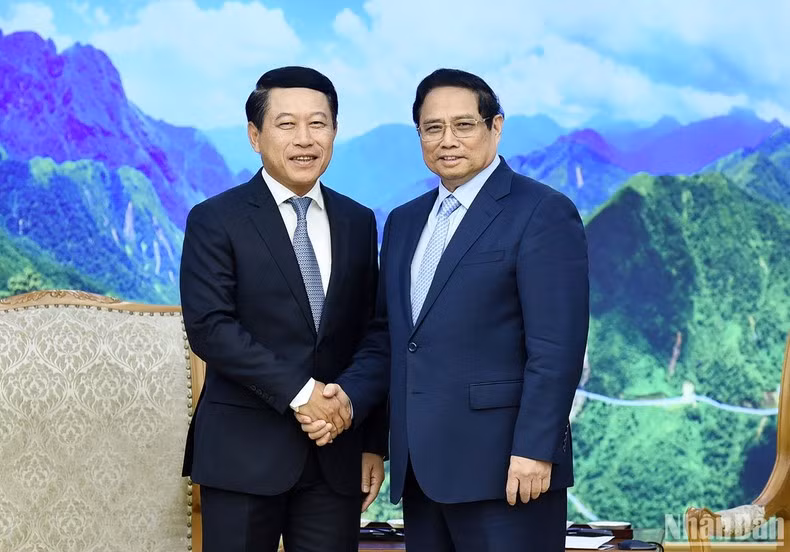 PM Pham Minh Chinh and Lao Deputy PM and Minister of Foreign Affairs Saleumxay Kommasith at their meeting in Hanoi on July 5. (Photo: Tran Hai)