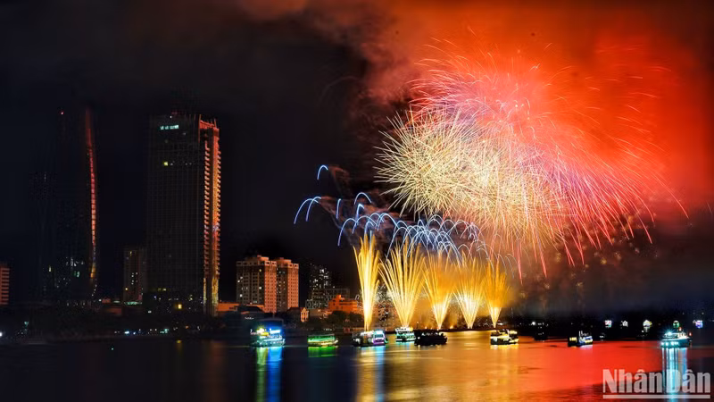 A dazzling pyrotechnic show by the Chinese team.
