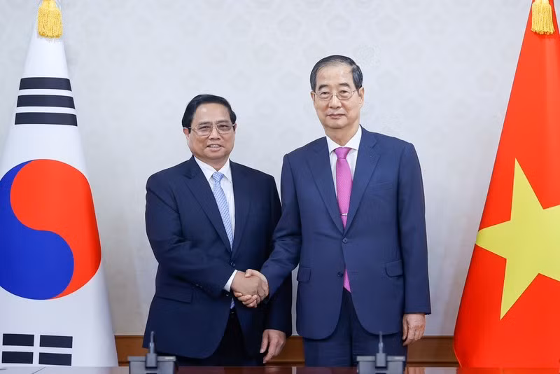 Vietnamese Prime Minister Pham Minh Chinh and his Korean counterpart Han Duck-soo at their talks in Seoul on July 2.