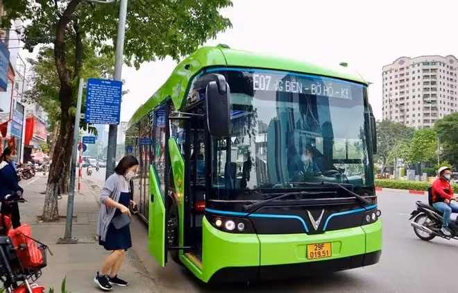 An electric bus in Hanoi. (Photo: VNA)