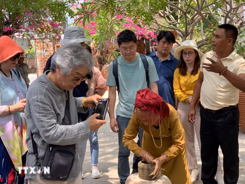 Foreign tourists learn about pottery making in Ninh Thuan Province. (Photo: VNA)