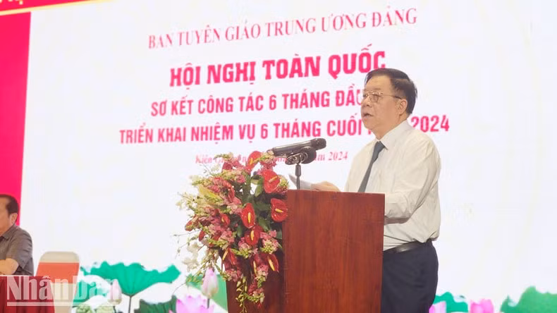 Head of the Central Commission for Communication and Education Nguyen Trong Nghia speaks at the conference.