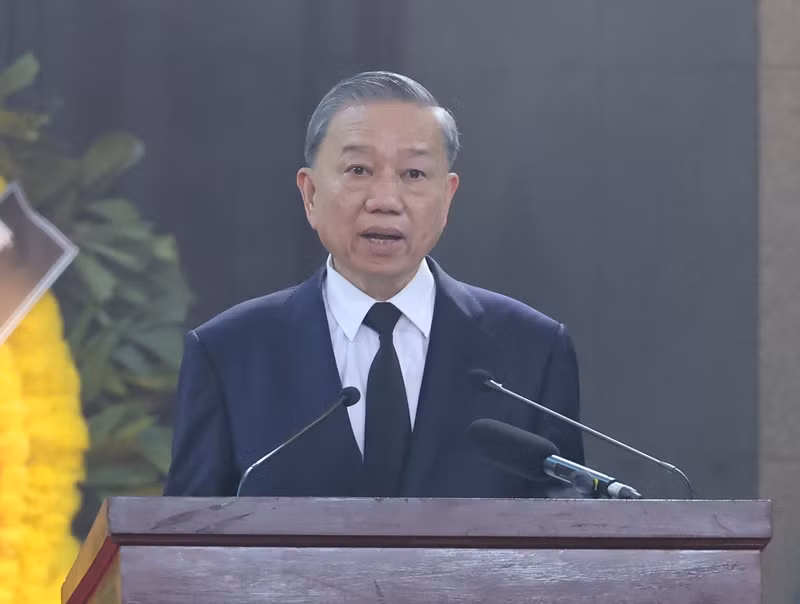 President To Lam reads the eulogy.