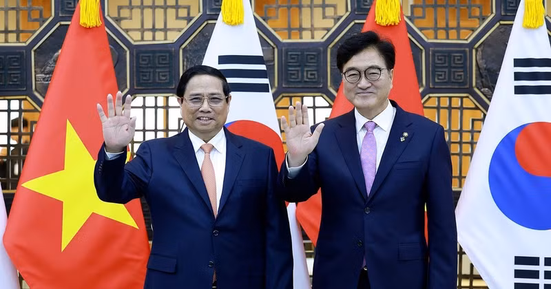 Prime Minister Pham Minh Chinh and Speaker of the National Assembly of the Republic of Korea (RoK) Woo Won-shik (Photo: VNA)