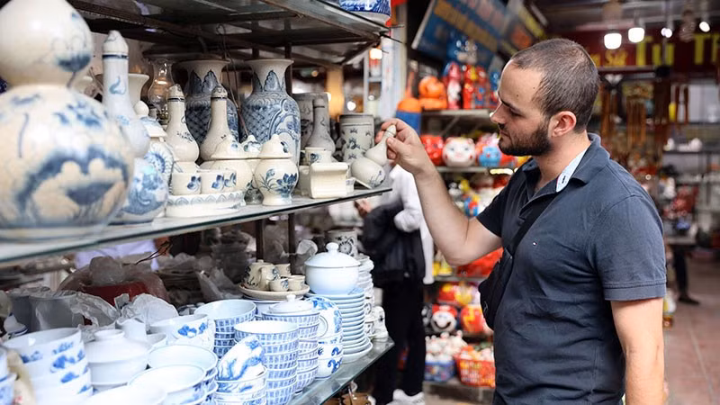 Foreign visitors at the Bat Trang Ceramic Village in Hanoi. (Photo: Tue Nghi)