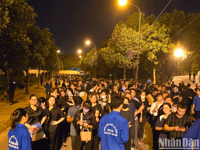 At 10:30pm, the line of people still spanned about 2 kilometres from the Lai Da Village gate to National Highway 5. At 10:30pm, the line of people still spanned about 2 kilometres from the Lai Da Village gate to National Highway 5.