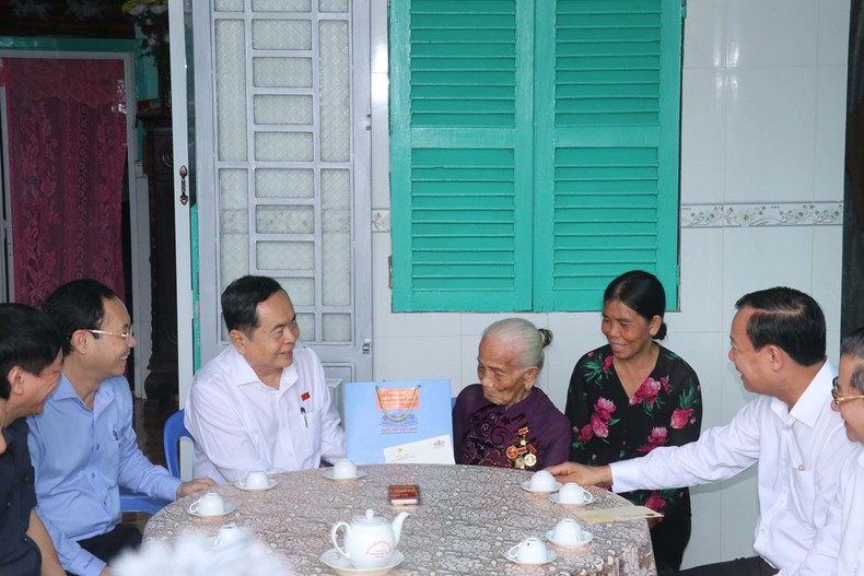 NA Chairman Tran Thanh Man visits Heroic Vietnamese Mother Tran Thi Hai in Cai Rang district, Can Tho city on the occasion of the 77th anniversary of the War Invalids and Martyrs Day (July 27, 1947-2024). (Photo: VNA)