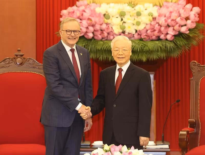 Party General Secretary Nguyen Phu Trong (R) receives Australian Prime Minister Anthony Albanese (Photo: VNA)