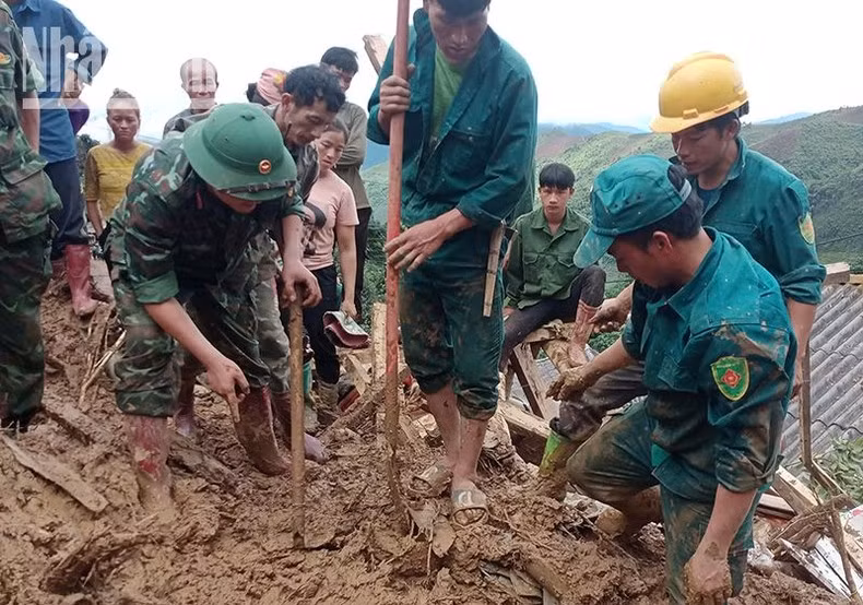 Search and rescue effort in Chieng Noi, Mai Son District.