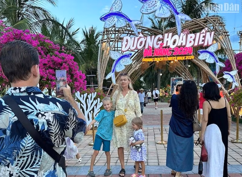 Visitors pose for photos at the Da Nang beach flower walk.