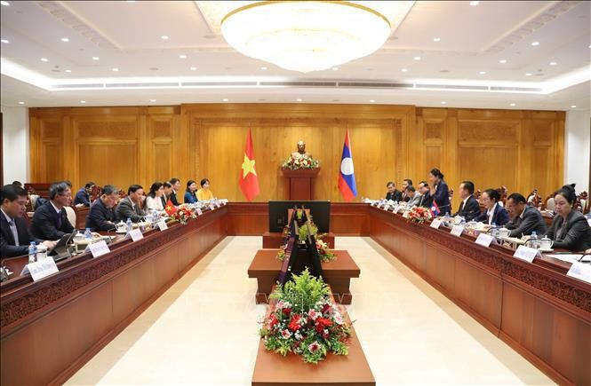 At the talks between Vice Chairman of the Vietnamese National Assembly Nguyen Khac Dinh his Lao counterpart Chaleun Yiapaoher in Viantiane on July 4. (Photo: VNA)