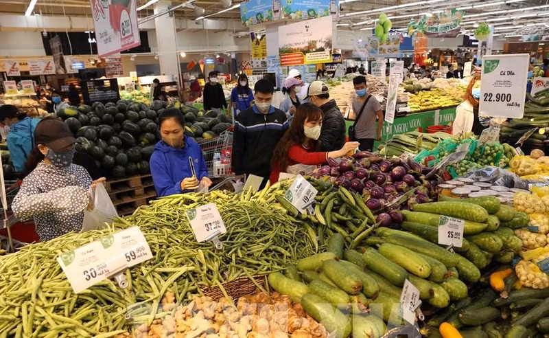 Vietnam’s consumer price index in the January – July period inches up 4.12%. (Photo: VNA)
