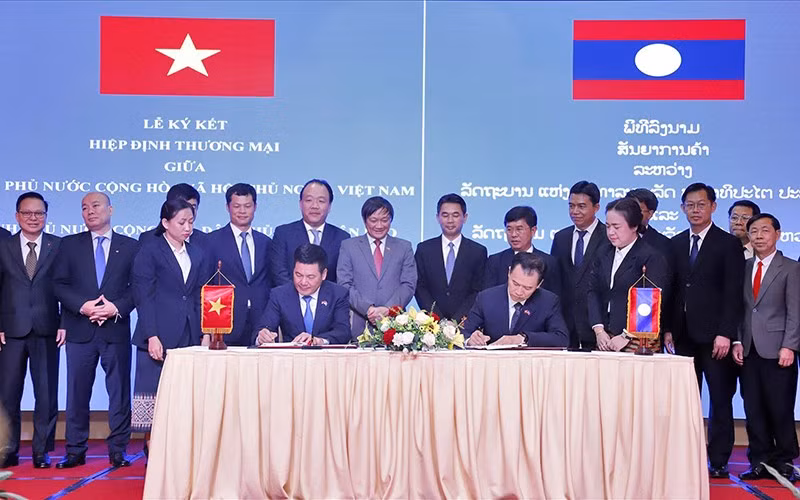 The signing of the Vietnam-Laos Trade Agreement. (Photo: VNA)