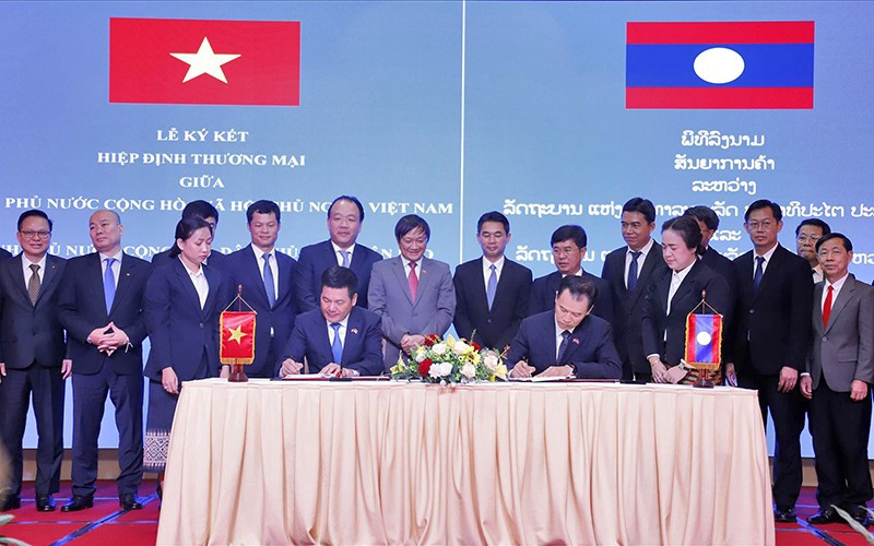The signing of the Vietnam-Laos Trade Agreement. (Photo: VNA)