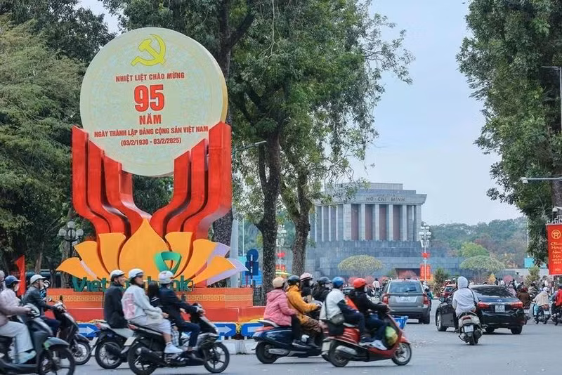 A large emblem celebrating the 95th anniversary of the Communist Party of Vietnam on Dien Bien Phu street, Hanoi. (Photo: VNA) 