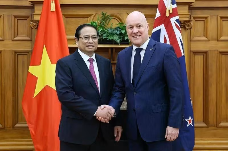Prime Minister Pham Minh Chinh (L) and his counterpart from New Zealand Christopher Luxon (Photo: VNA)