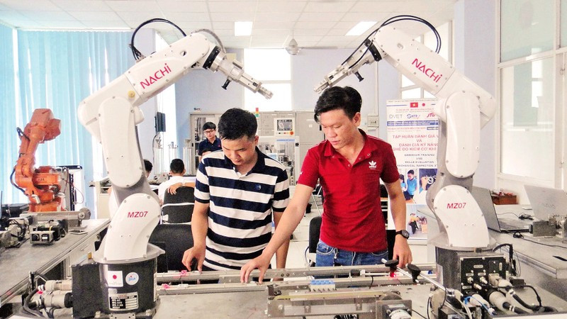 Training automation human resources at the training centre of Saigon Hi-tech Park.