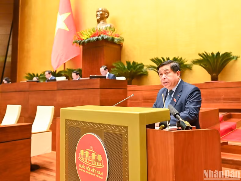 Minister of Planning and Investment Nguyen Chi Dung speaks before the National Assembly. (Photo: Duy Linh)