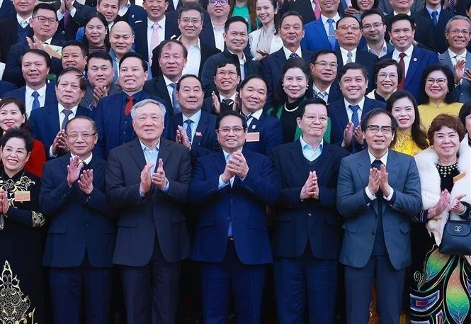 Prime Minister Pham Minh Chinh in a group photo with participating business representatives. (Photo: VNA)