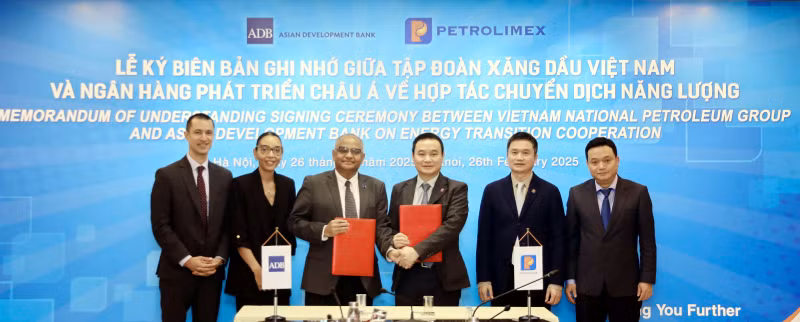 The signing ceremony between Petrolimex and ADB.