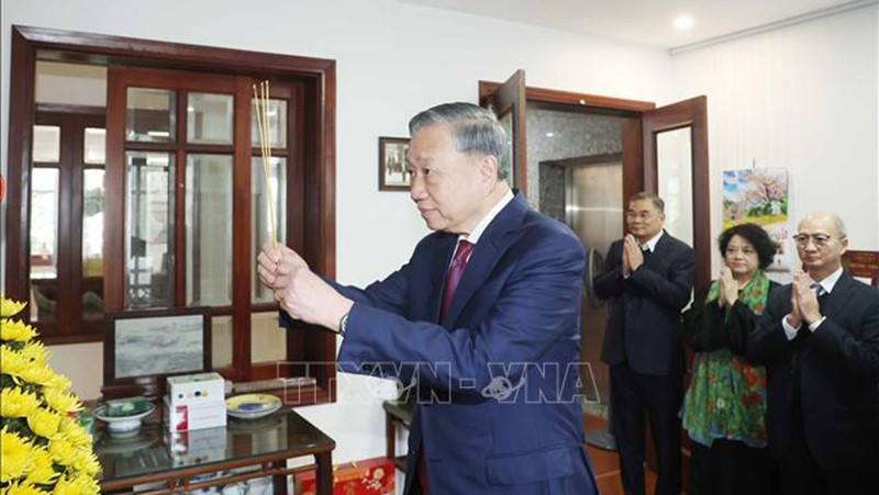 Party General Secretary To Lam offers incense in tribute to late Prime Minister Pham Van Dong in Hanoi on February 3. (Photo: VNA) 