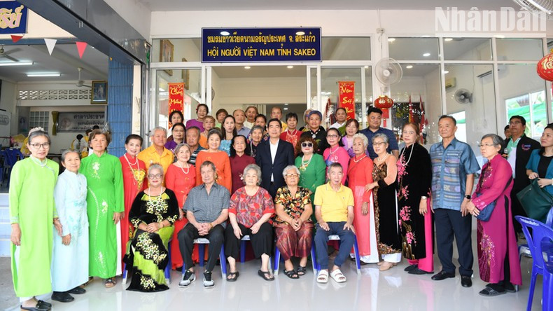 Vietnamese Ambassador Pham Viet Hung and the Vietnamese community in Sakaeo province. (Photo: NDO)
