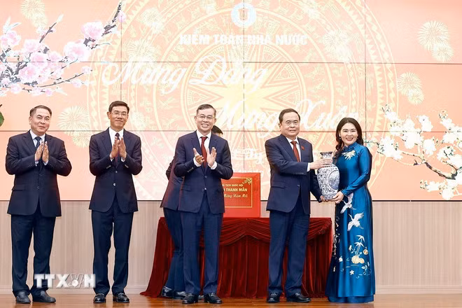 NA Chairman Tran Thanh Man presents a gift to the State Audit Office of Vietnam at the meeting in Hanoi on February 3. (Photo: VNA)