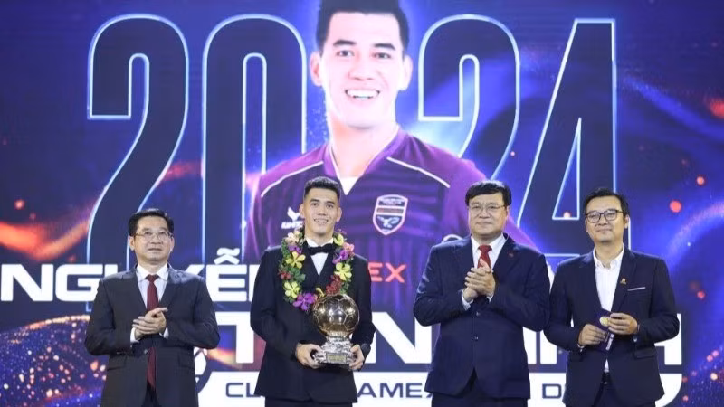 Nguyen Tien Linh receives the Vietnam Golden Ball Award 2024.