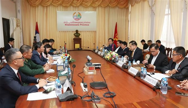 Vietnamese Ambassador to Laos Nguyen Minh Tam and delegates at a meeting with leaders of Khammouane province. (Photo: VNA)