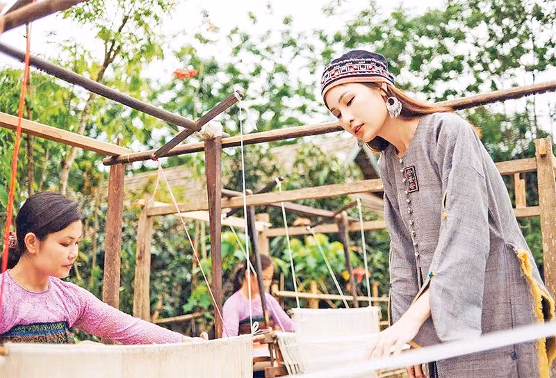 Heritage blends with contemporary life in designer Do Thu Cuc's "Weaving the Future" collection. 