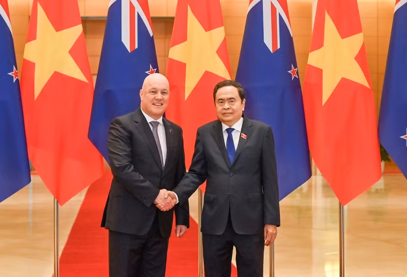 New Zealand Prime Minister Christopher Luxon and National Assembly Chairman Tran Thanh Man pose for a photo. (Photo: NDO/Duy Linh) 