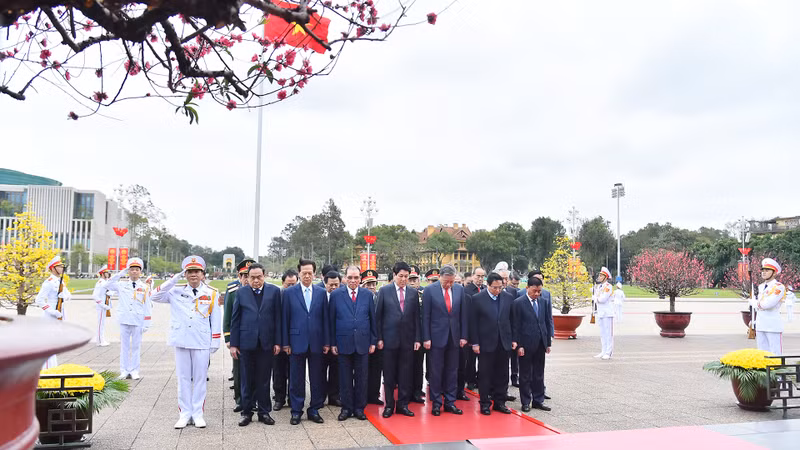 Incumbent and former leaders of the Party, State, National Assembly, Government, and VFF Central Committee pay tribute to President Ho Chi Minh at the late leader's mausoleum in Hanoi on the 95th founding anniversary of the Communist Party of Vietnam on Fenruary 3. (Photo: Thuy Nguyen) 