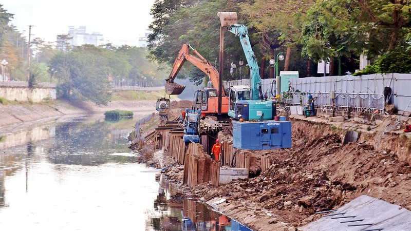 Construction of wastewater collection system on both sides of To Lich River. (Photo: DANG ANH)
