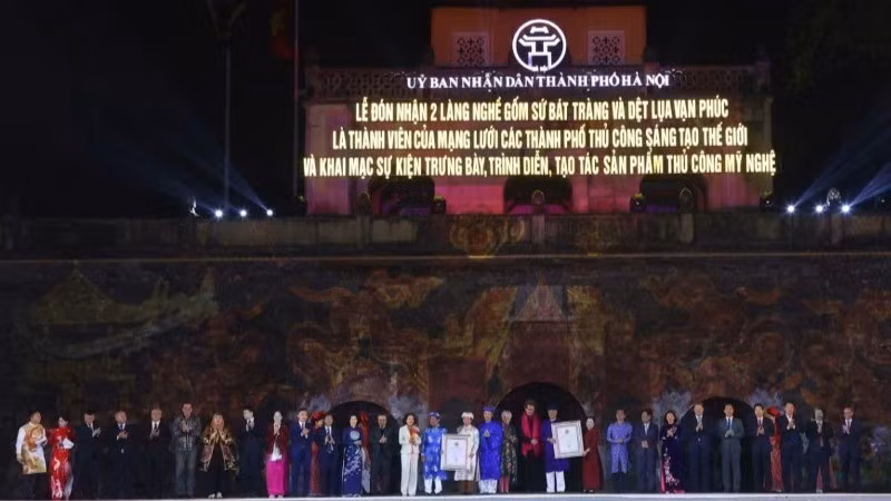The ceremony to receive recognition for the Bat Trang Ceramic Village in Gia Lam District and Van Phuc Silk Weaving Village in Ha Dong District as members of the World Craft Cities network.