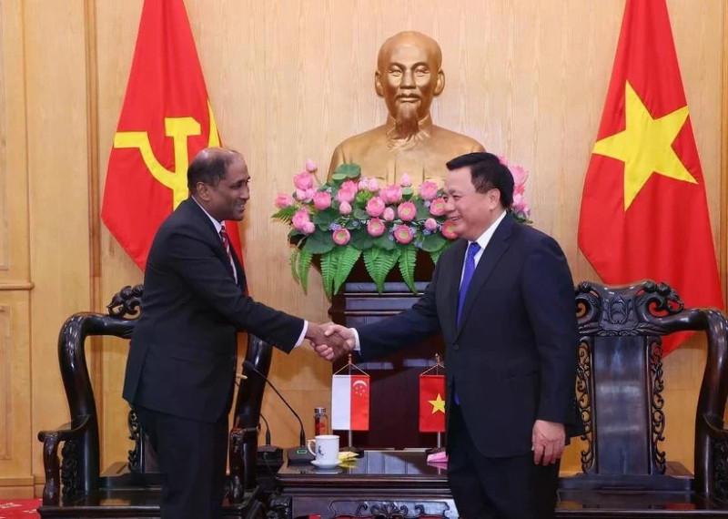 Politburo member and President of the Ho Chi Minh National Academy of Politics Nguyen Xuan Thang and Singaporean Ambassador to Vietnam Jaya Ratnam (Photo: VNA)