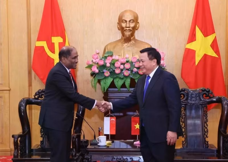 Politburo member and President of the Ho Chi Minh National Academy of Politics Nguyen Xuan Thang and Singaporean Ambassador to Vietnam Jaya Ratnam (Photo: VNA)