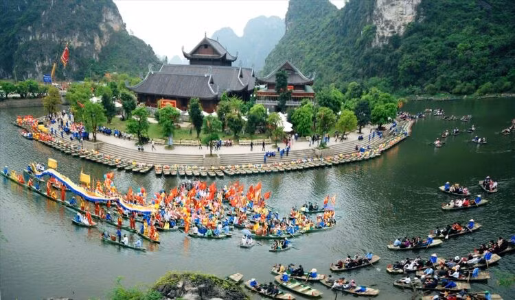 Trang An boat dock during a festival. (Photo: Ninh Binh Department of Tourism)