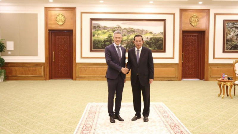 Cambodian Senate President and CPP President Samdech Techo Hun Sen (right) receives newly-accredited Vietnamese Ambassador to Cambodia Nguyen Minh Vu in Phnom Penh on February 12. (Photo: Huy Vu) 