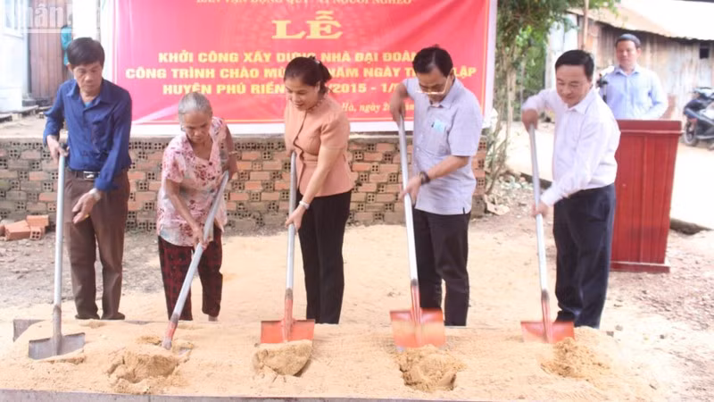 Leaders of Phu Rieng District, Binh Phuoc Province, break ground on houses for the poor. (Photo: Nhat Son)