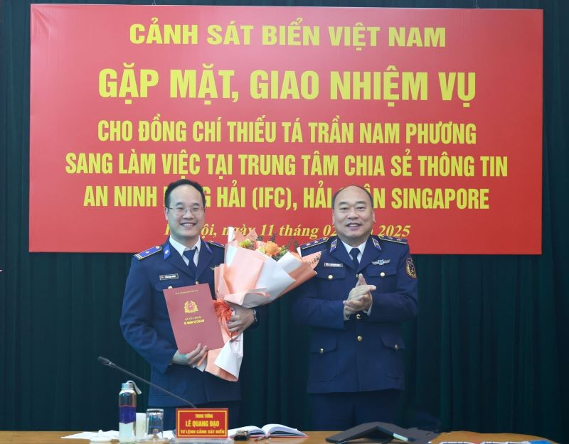 Major Tran Nam Phuong (left) receives the decision to work at the IFC.
